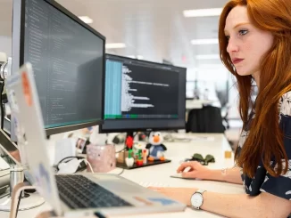 jeune femme ordinateur bureau